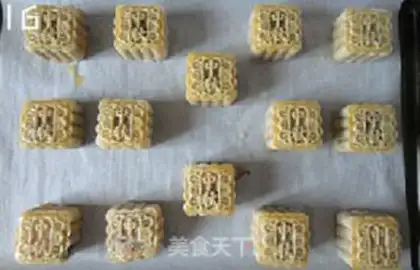 Make A wide bean saloon moon cake step 15