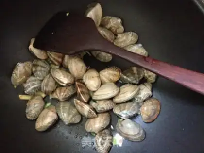Make Scrambled clams step 3