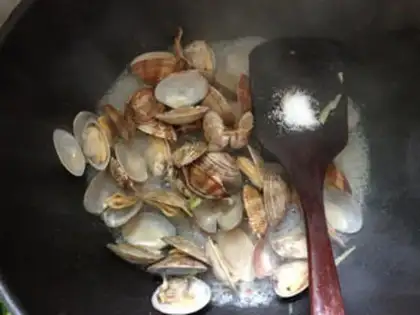 Make Scrambled clams step 4