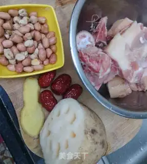 Make Peanut Lotus pigtail soup step 0