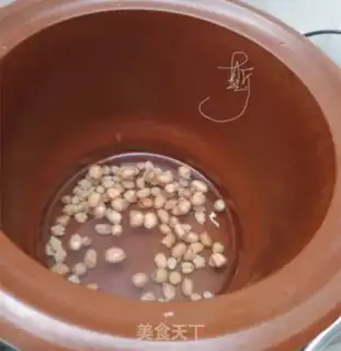 Make Peanut Lotus pigtail soup step 1