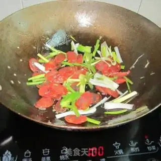 Make Peanut Lotus pigtail soup step 2