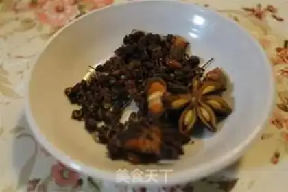 Make Peanut Lotus pigtail soup step 5
