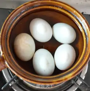 Make Five spicy tea eggs step 1