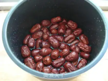 Make Sweet, sweet red dates step 1