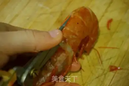Make Spicy shrimp potato pot step 1
