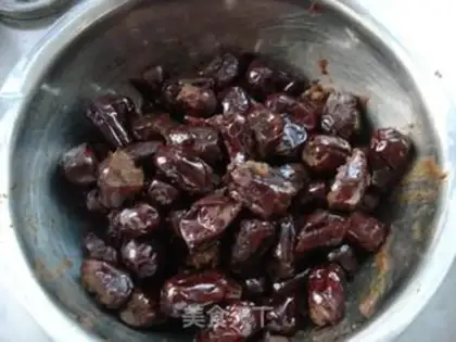 Make Sweet, sweet red dates step 2
