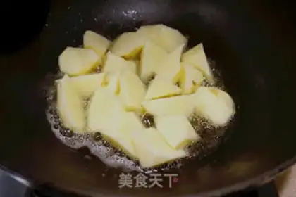 Make Spicy shrimp potato pot step 4