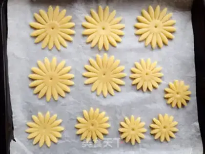 Make Flower cookies step 4