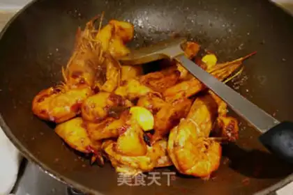 Make Spicy shrimp potato pot step 11