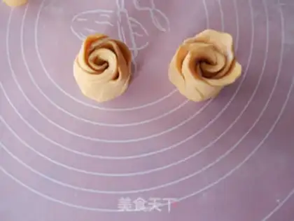 Make Rose buns step 12