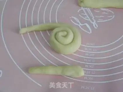 Make Milky snail bread step 9