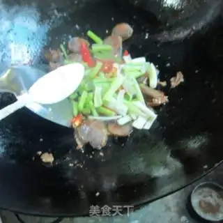 Make Celery garlic fried sausage step 5