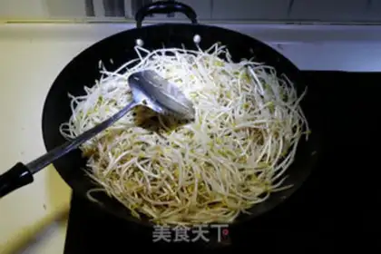 Make The green bean sprouts step 4