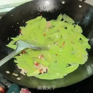 Make Dry chili meat pasta step 6
