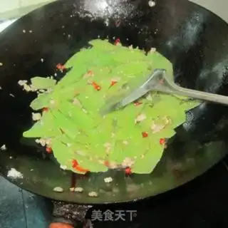 Make Dry chili meat pasta step 8
