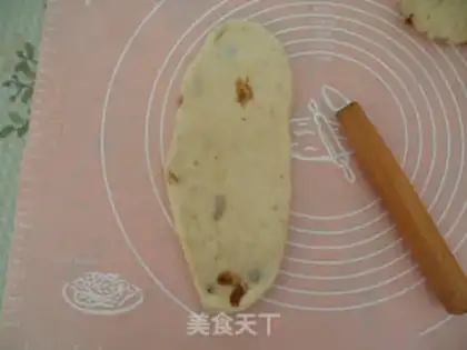 Make Chinese raisin toast step 7