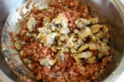 Make Roach pork clams and dumplings step 3