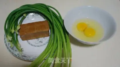 Make Eggs, garlic, tofu step 0