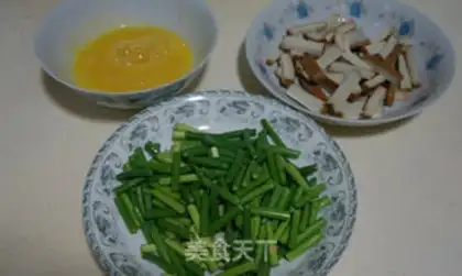 Make Eggs, garlic, tofu step 1