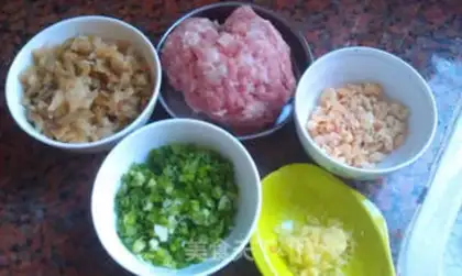 Make Squeeze meat buns step 1