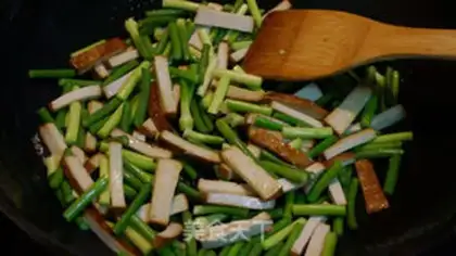 Make Eggs, garlic, tofu step 4