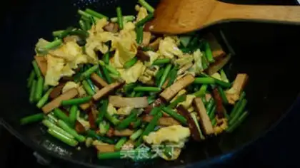 Make Eggs, garlic, tofu step 7