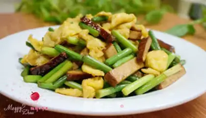 Make Eggs, garlic, tofu step 8