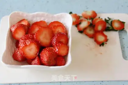 Make Strawberry cheese glasses step 1