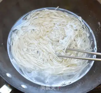 Make Straw mushrooms with thin meat step 2