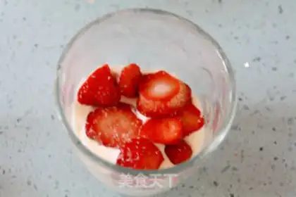 Make Strawberry cheese glasses step 6