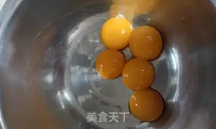 Make Pineapple sauce twirl cake step 0