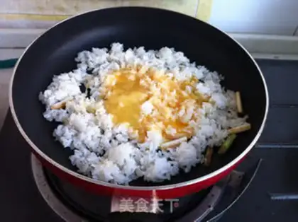 Make Garlic fried rice step 4
