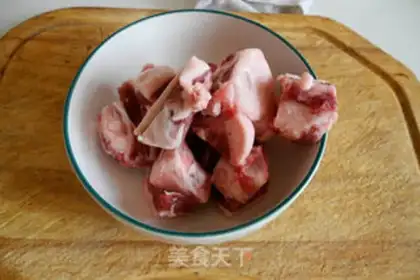 Make A cabbage fan, lamb chop soup step 0