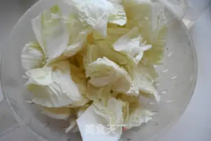 Make A cabbage fan, lamb chop soup step 1
