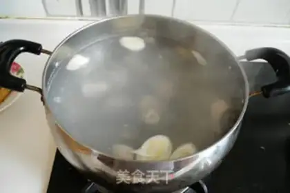 Make A cabbage fan, lamb chop soup step 4