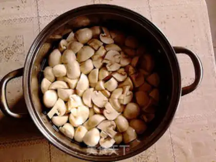 Make Mushroom chicken soup step 1