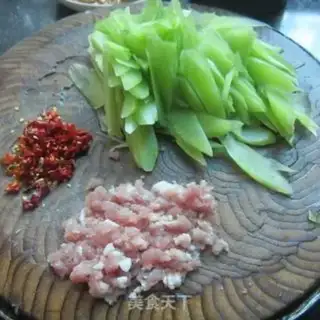 Make Dry chili meat pasta step 1