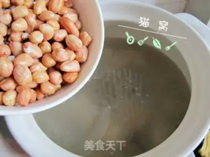 Make Peanut rice pig hoof soup step 1