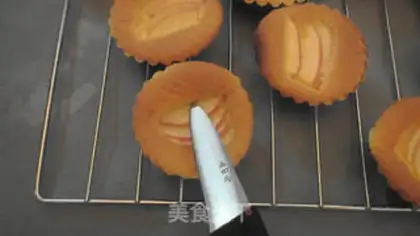 Make Apple mud sponge cake step 7