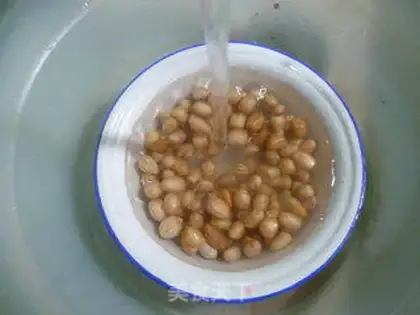 Make Peanut Lotus pig hoof soup step 1