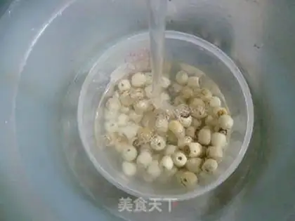 Make Peanut Lotus pig hoof soup step 2