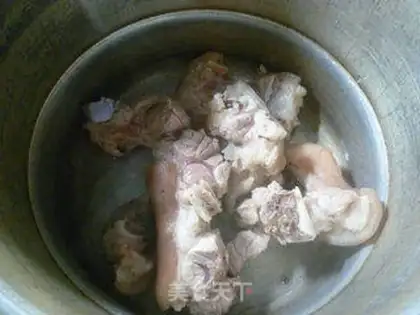 Make Peanut Lotus pig hoof soup step 3