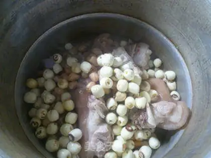 Make Peanut Lotus pig hoof soup step 4