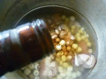 Make Peanut Lotus pig hoof soup step 6