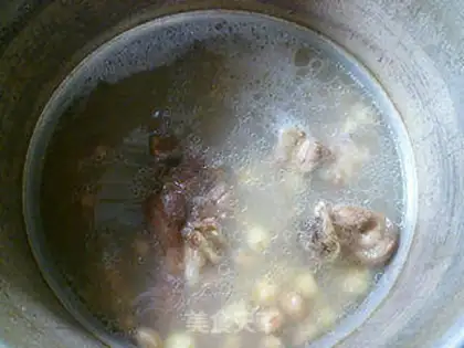 Make Peanut Lotus pig hoof soup step 8