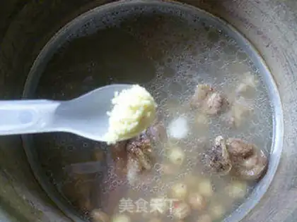 Make Peanut Lotus pig hoof soup step 10