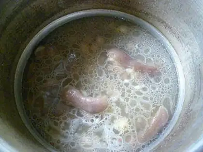 Make Peanut Lotus pig hoof soup step 11