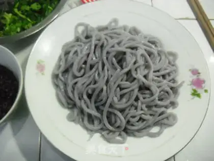 Make Meat sauce salad noodles step 11