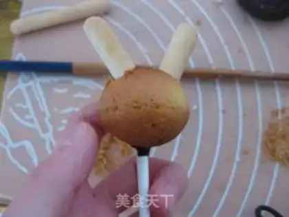 Make Rabbit lollipop cake step 12